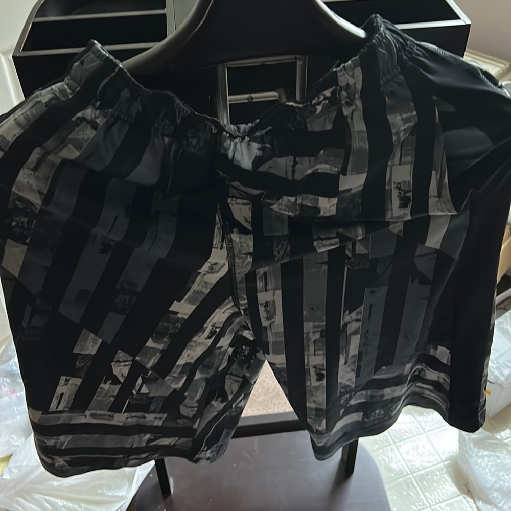 Nike black , gray and white dri-fit men’s extra large shorts